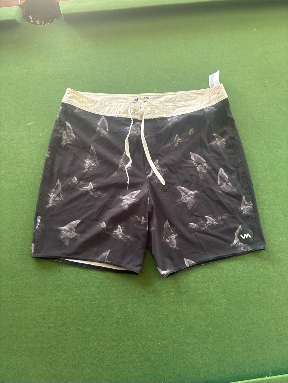 RVCA Board Shorts Mens Trunks Swim Beach Quick Dry Black White Sharks Size 38